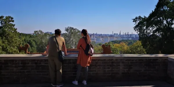 在法海寺藏经阁门前可以眺望北京西郊的秋景