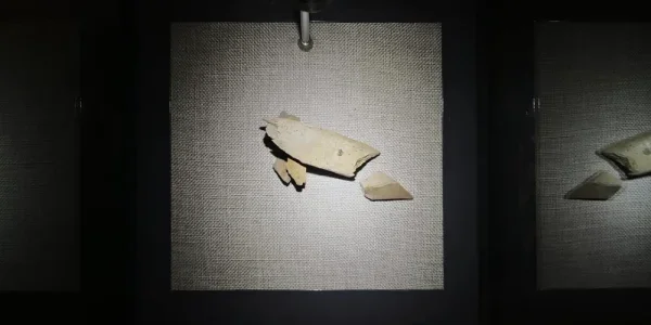 王府井古人类文化遗址博物馆。上面是古代人类在石片上刻的艺术纹样，太浅没拍出来