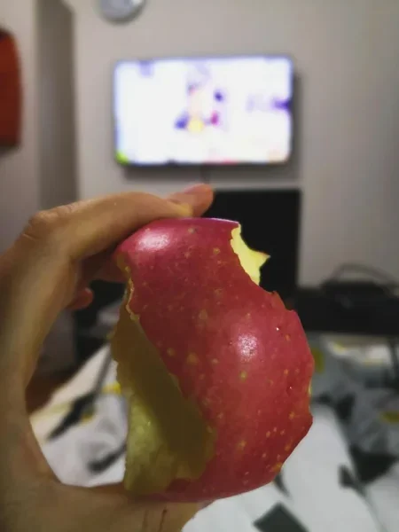怎么可以这么完整的忘记，这么快就熟悉透了的记忆。怎么可以这么完整的忘记，大家还以为会发生的奇迹。