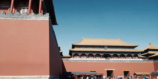大风降温的天气，午门外的游客不算多，调个延禧色