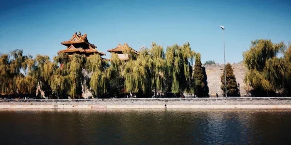 中山公园遥看紫禁城外护城河