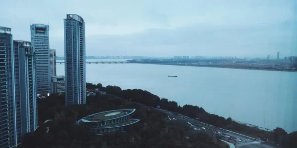 杭州，钱塘江边