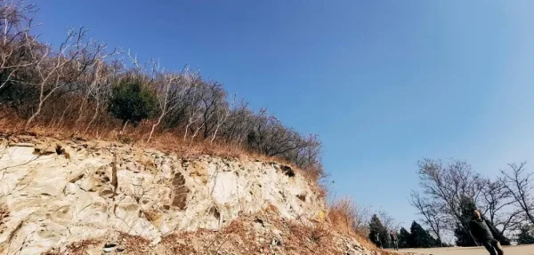 西山。所谓的香八拉，没有难度，更没有风景，乱糟糟的一副局面