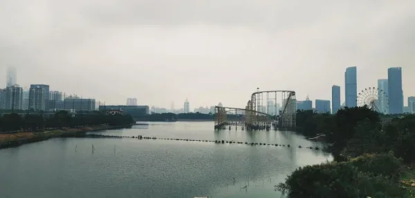 香蜜湖水上乐园，停摆的过山车和摩天轮，有点cult，上次来已是好几年前