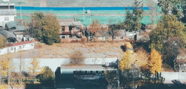 这是从我办公室窗口拍的，望出去的建国路边去年一片拆迁后的空地。平房，长草的地，秋天的树，一下子就被这个画面搞得难受。无论多热闹的地方总有荒凉，他们就是自然存在的，即使在这个宇宙中心的CBD也一样。 P.S.赞一下新手机的拍照，5倍变焦还是很清晰
