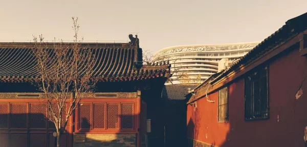 智化寺。寺庙总是拍无可拍的感觉，还好有巨丑的银河SOHO陪衬
