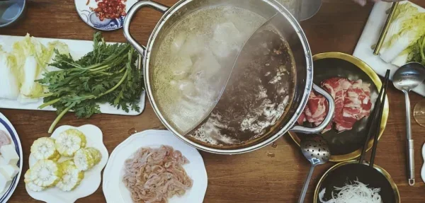 在朋友家吃火锅，话题都是经济下行，裁员，消费降级?