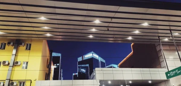 北京西站。跟随返京潮，我却不是那返京人。
