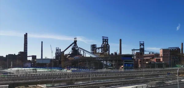 金安桥地铁站口的天桥上拍的，对面就是首钢了，期待工业遗址公园开了的那天，一定非常赛博朋克了