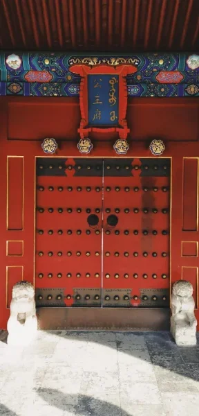 呼和浩特 清·固伦恪靖公主府。九点多居然还没开门。