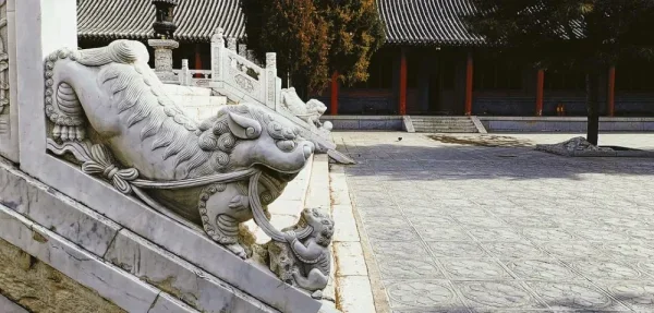 呼和浩特大召无量寺。很别致的石刻