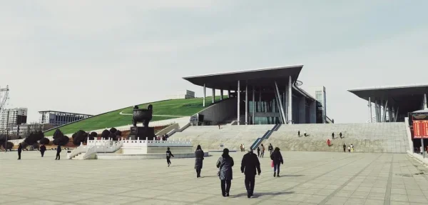 内蒙古博物院。旁边是乌兰恰特大剧院，真是很大气的建筑