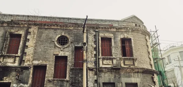 新市区泰安里。据说是北京唯一一处仿上海弄堂的建筑群，前几年起了一场大火，现在在维修