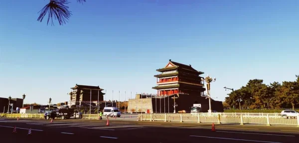 清早的阳光打在正阳楼