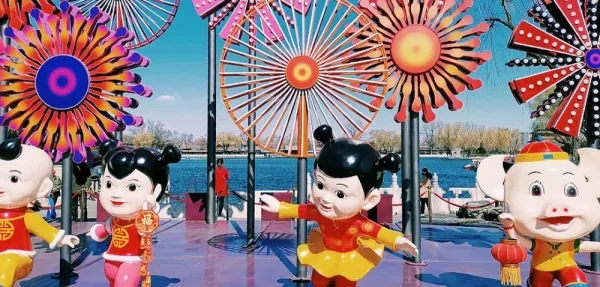 北海。过年的装饰还没拿掉，春天是真的来了