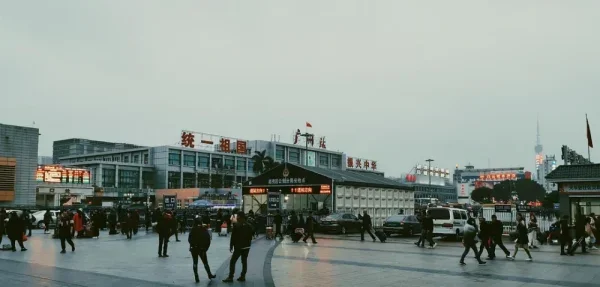 广州站。忘不了15年前初来的那时，上来就给我一个下马威，这次也不例外