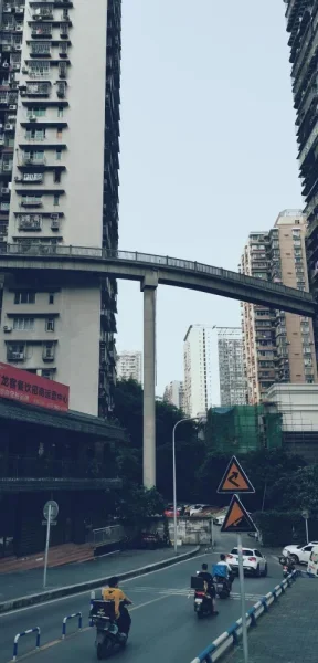 重庆。居民楼间的人行天桥