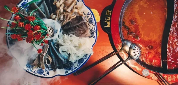 重庆巴九门，有变脸和喷火表演的火锅店