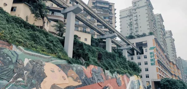重庆李子坝轻轨站，穿楼而过的站，如今也是网红景点