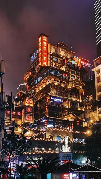 看到了洪崖洞关灯的一刻，感觉更魔幻