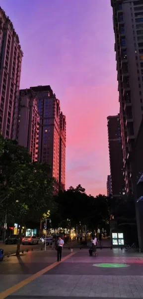 每次试着做些不属于人间的事，就会出现此般的晚霞。