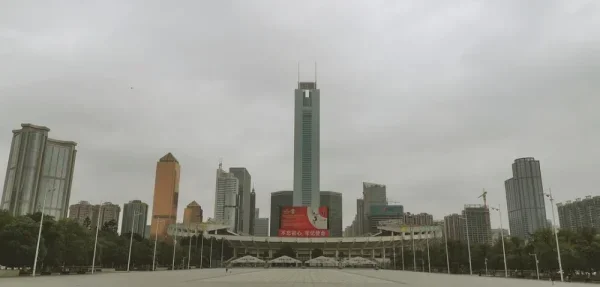 天河体育中心。艰难的开始新一期的锻炼