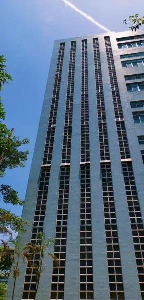 龙华环城绿道的入口，在一个叫红苹果的企业里