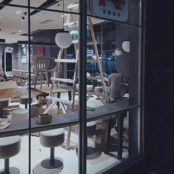 午夜在装修的咖啡店
