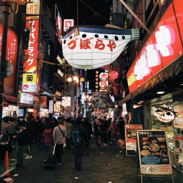 难波每条商业街都像是小吃街