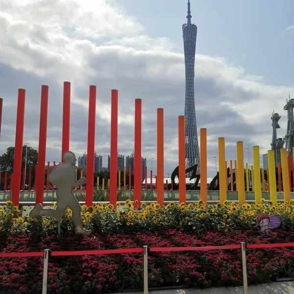 四望无人的花城广场