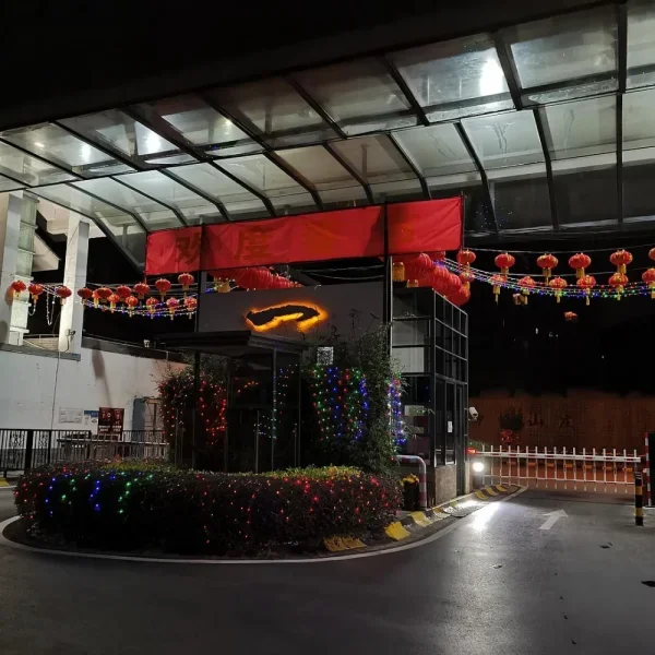 又把自己锁外面了