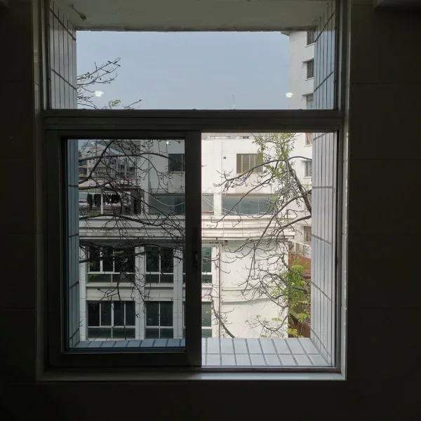 窗外有蓝天