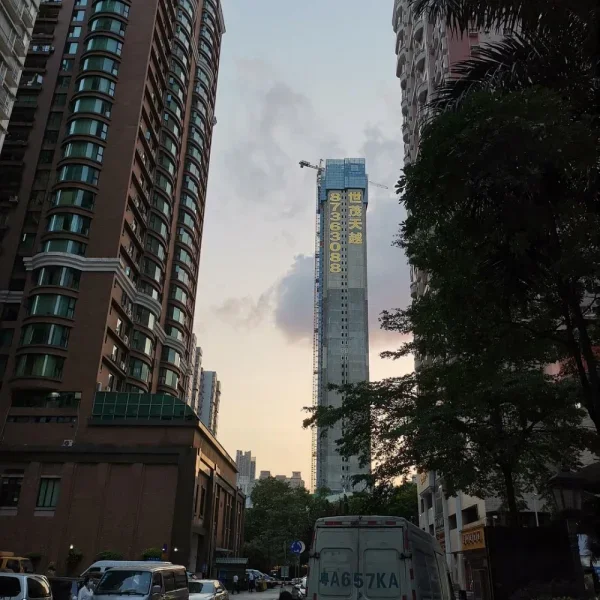 看似建歪了的豪宅