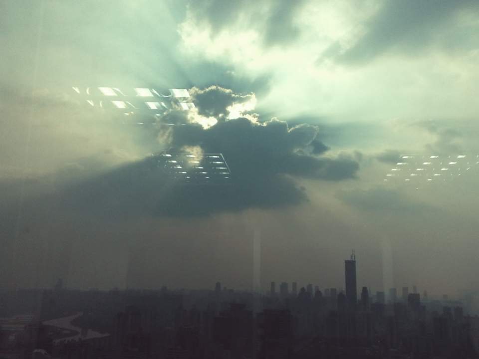 地王大厦。黄昏如画，有时能见到拨云见日的景象，那暗绿色的窗映着也锁住了无穷的心事