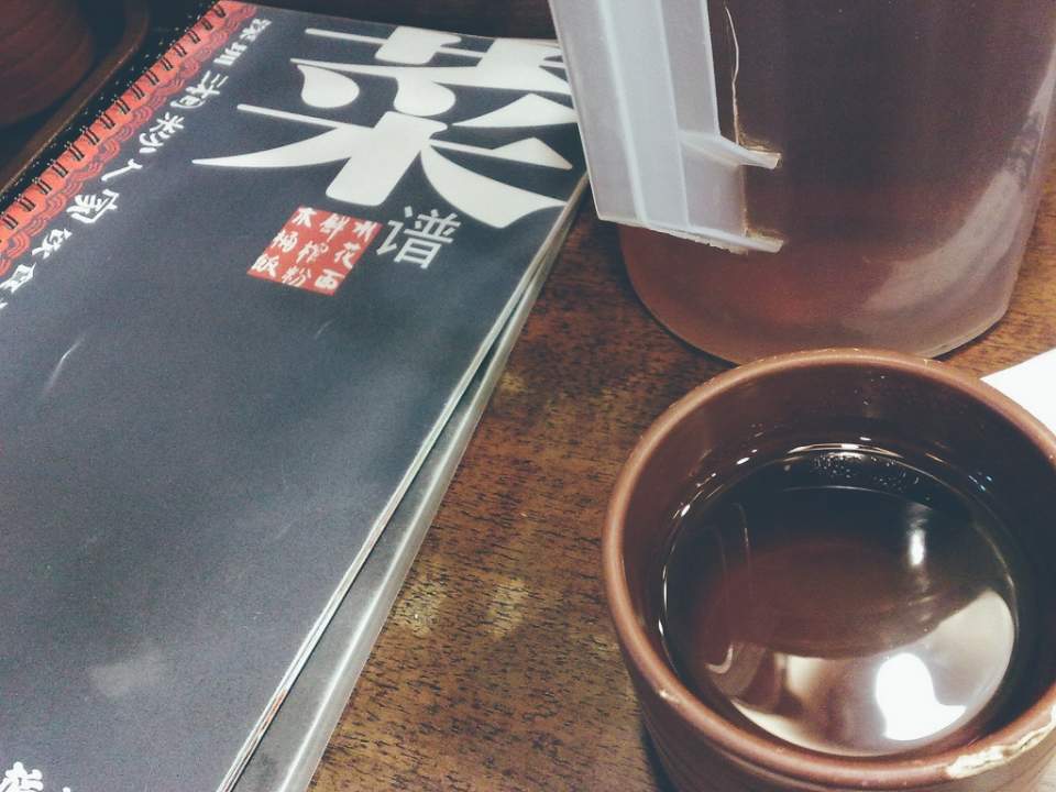 湘粉人家。一个人的午餐，多油，麻辣，杯子里飘着一层微微的洗不干净的油，已是很久以前的味道