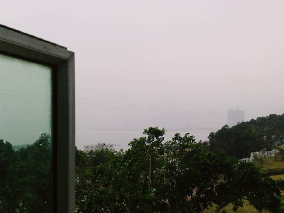 阳江海陵岛的清晨，推开窗就能看见灰白的海和日子