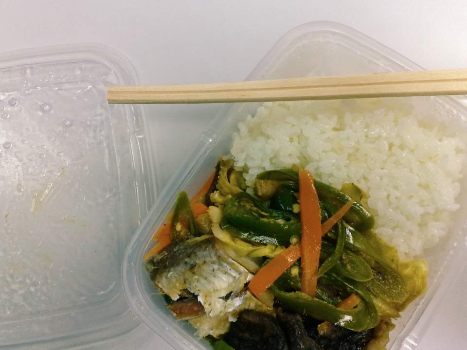 上份工唯一一次带饭，忘带了筷子跑楼下便利店要了一双，还没吃饱