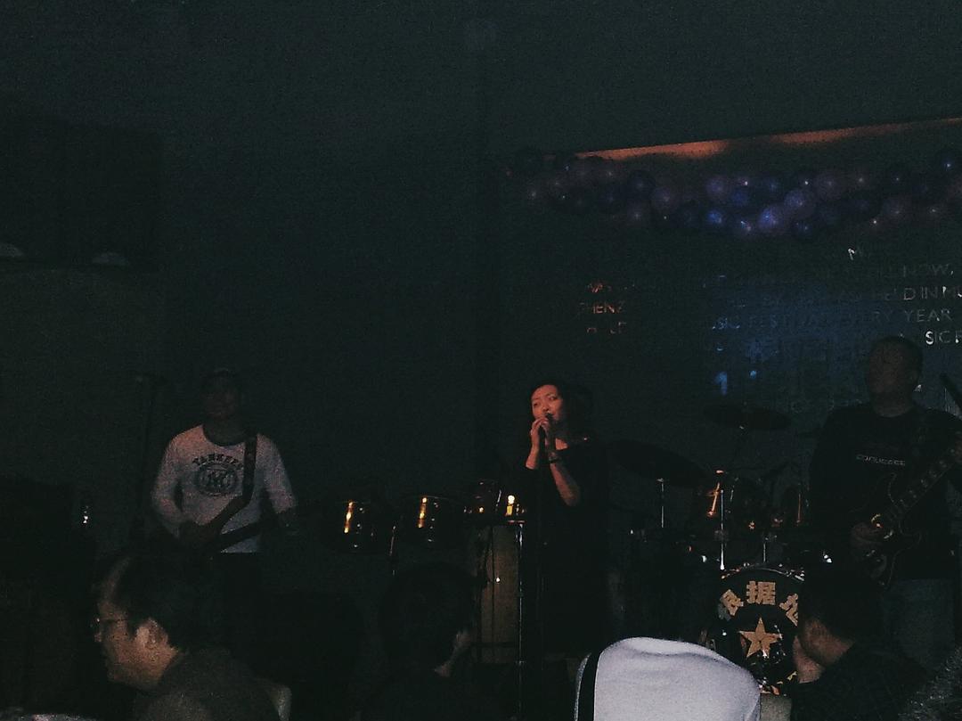 南山根据地，宿醉一晚，驻场歌手唱了一首《把悲伤留给自己》
