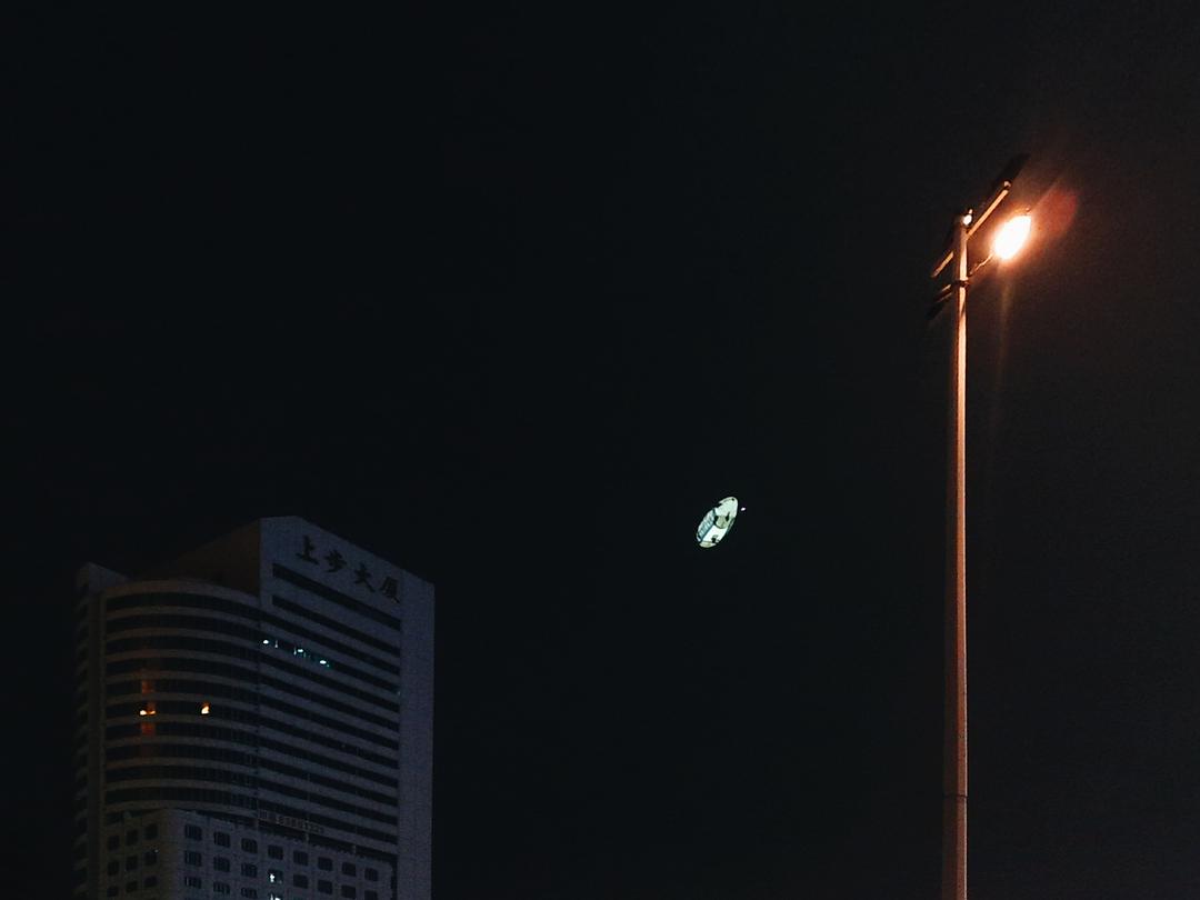市委附近，看见热气球