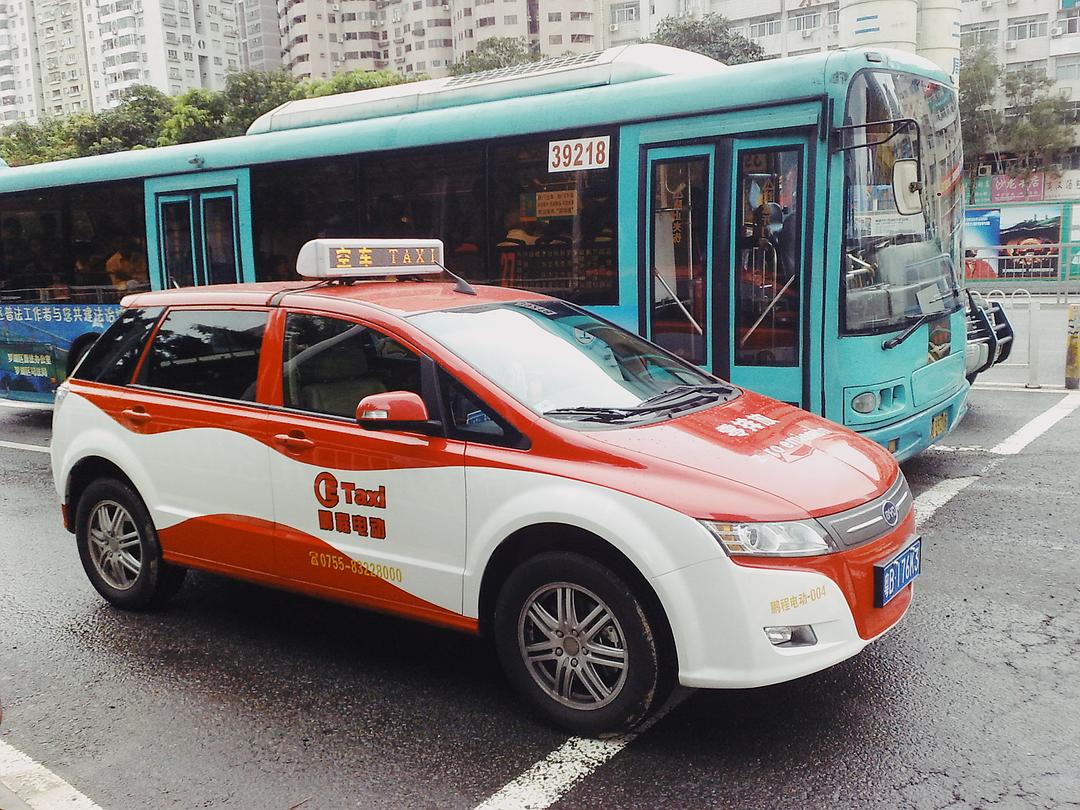 第一次在深圳街头看到电动的出租车，现在已经遍地都是了